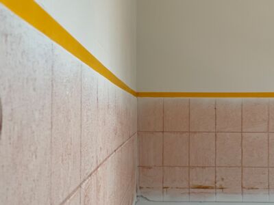 Vorbereitete Wand für Fliesen.